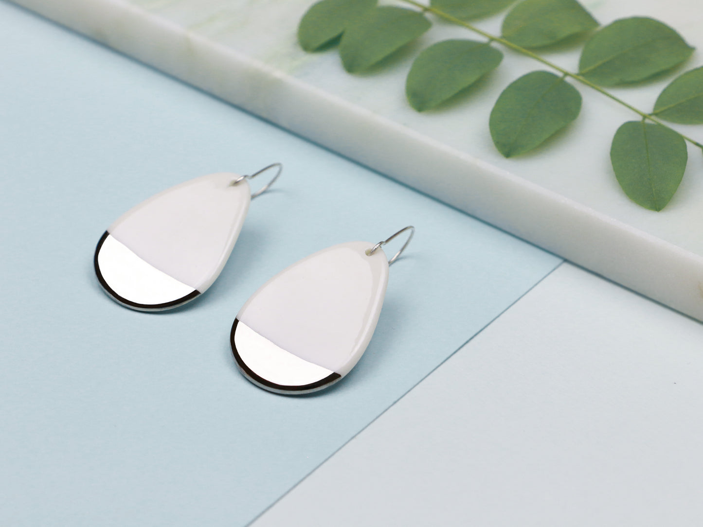Drop Earrings in White / M