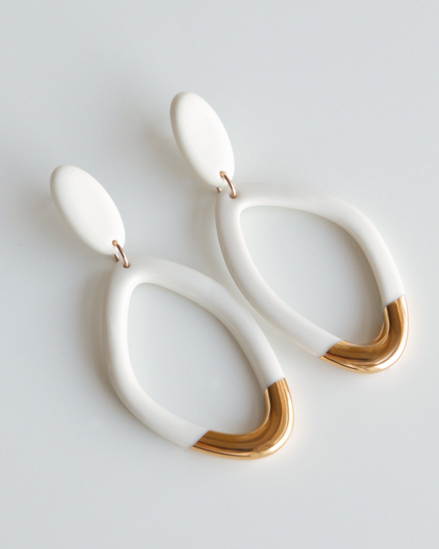 Flow Earrings in White