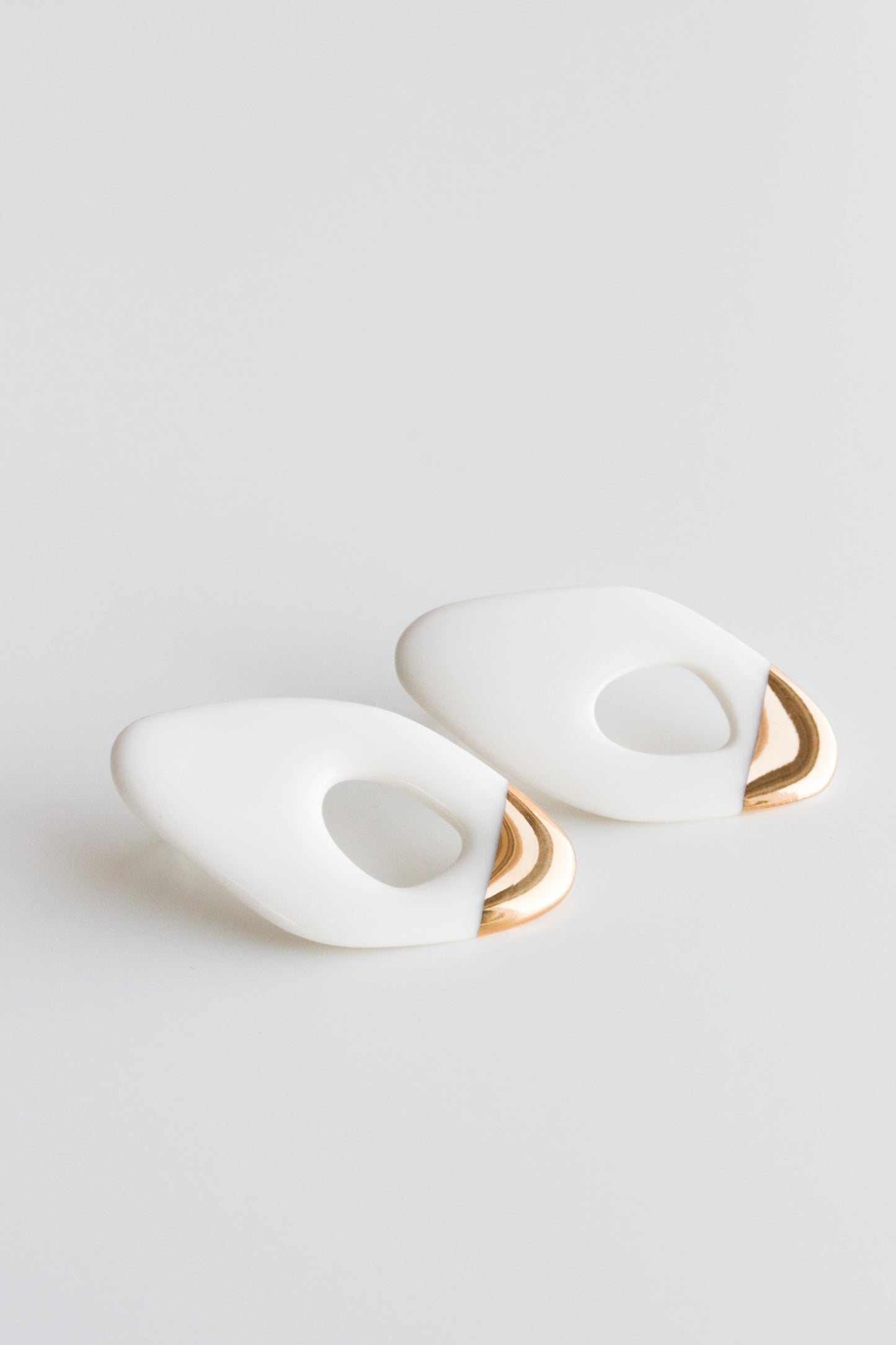 Flow Earrings in White