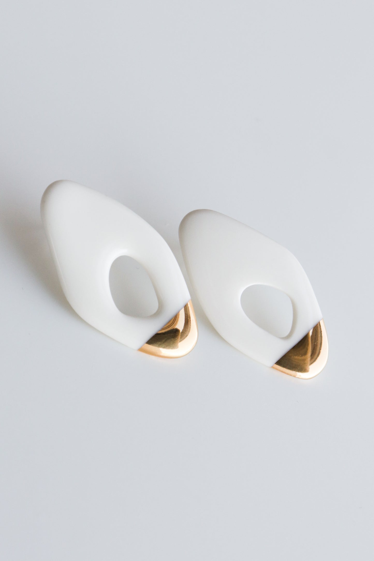 Flow Earrings in White