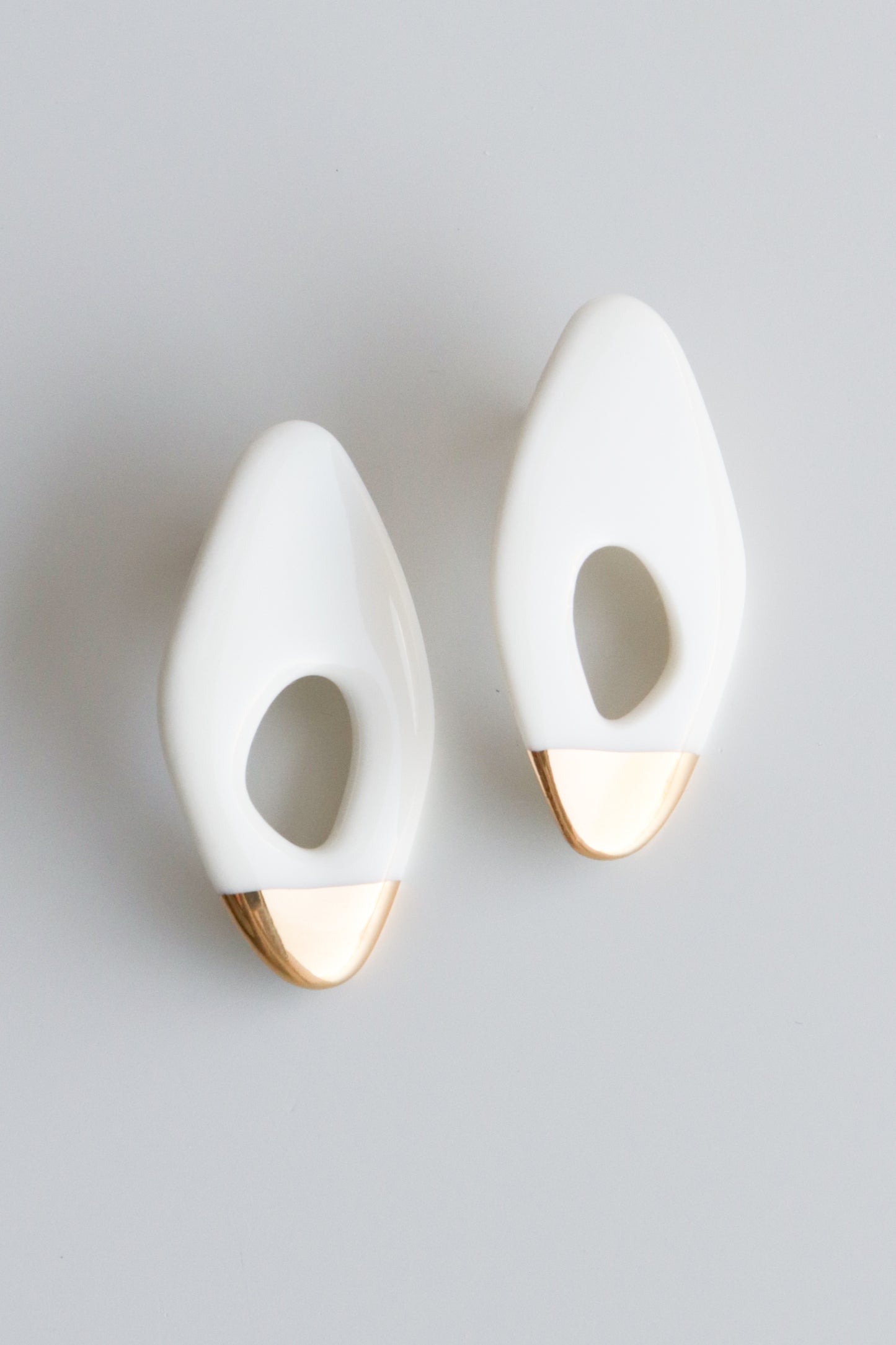 Flow Earrings in White