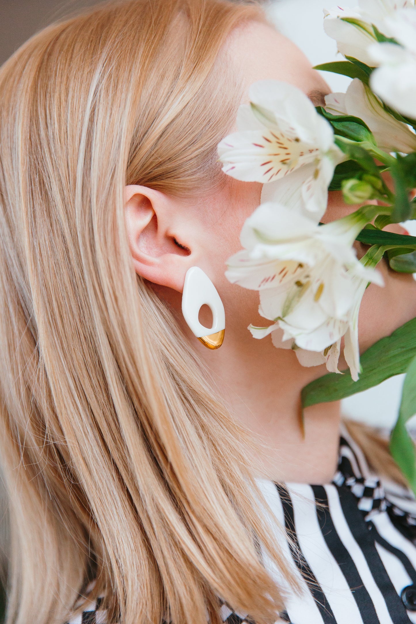 Flow Earrings in White