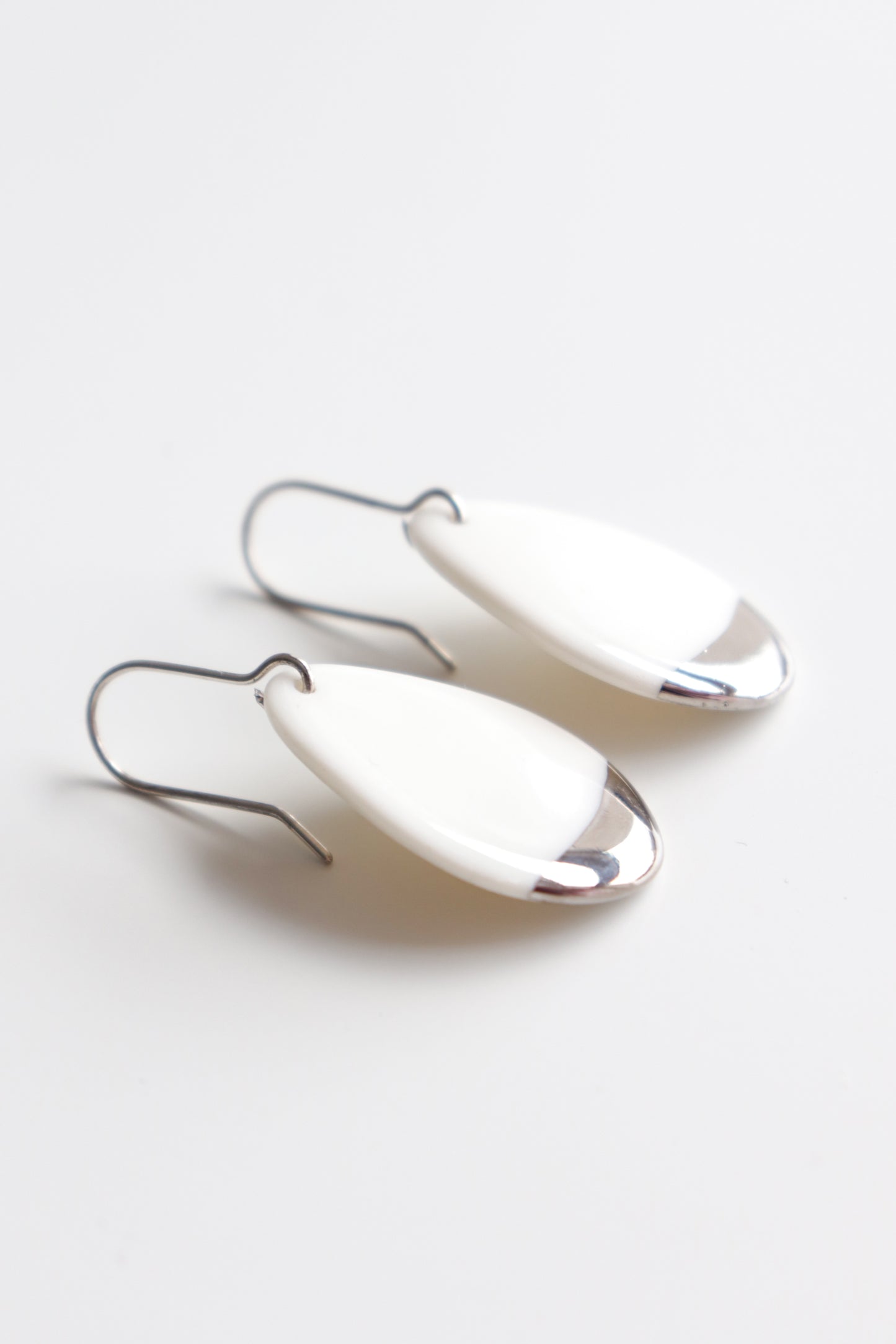 Drop Earrings in White / S