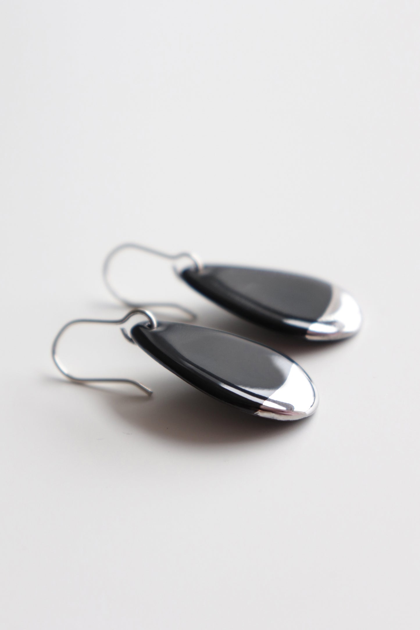 Drop Earrings in Black / S