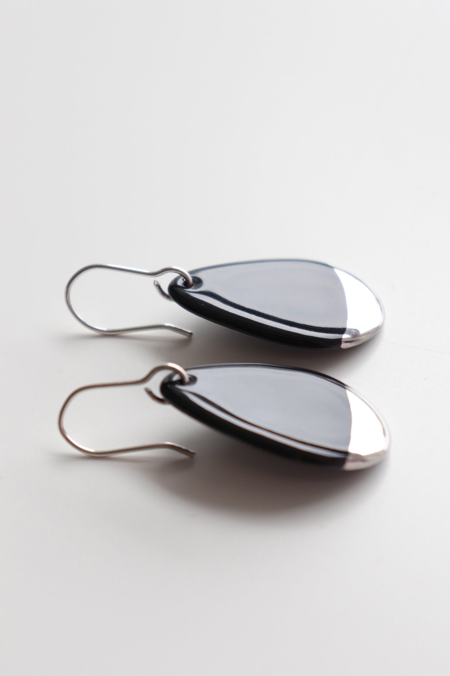 Drop Earrings in Black / S