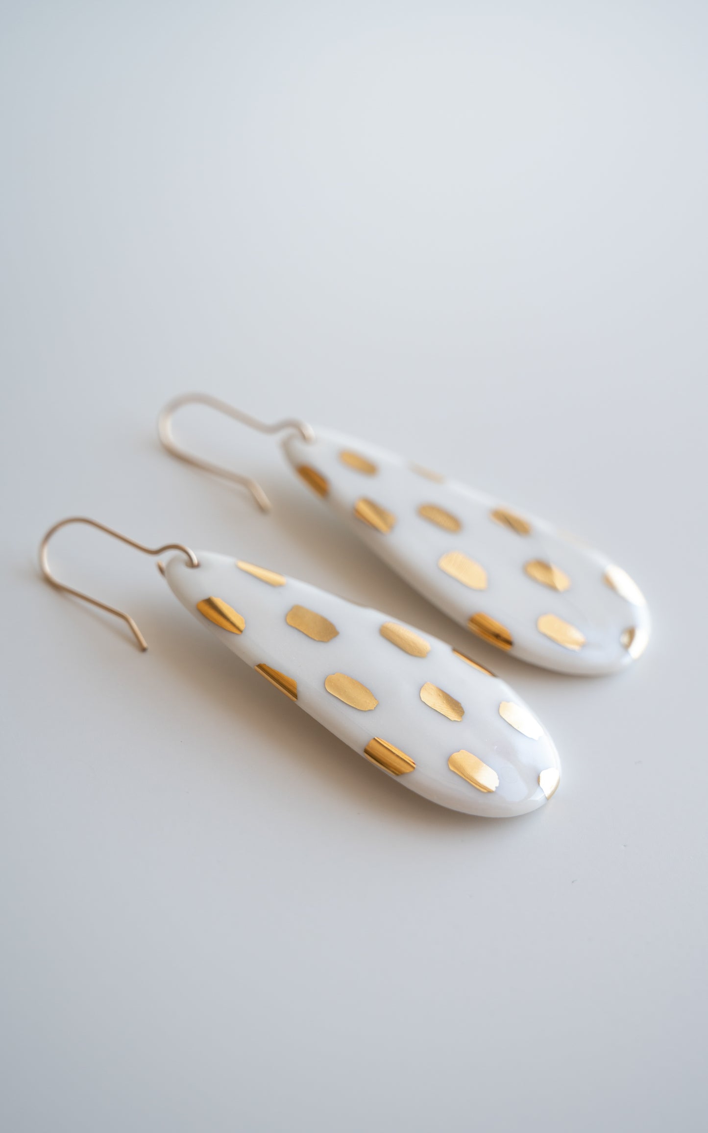 Drop Earrings in White / L