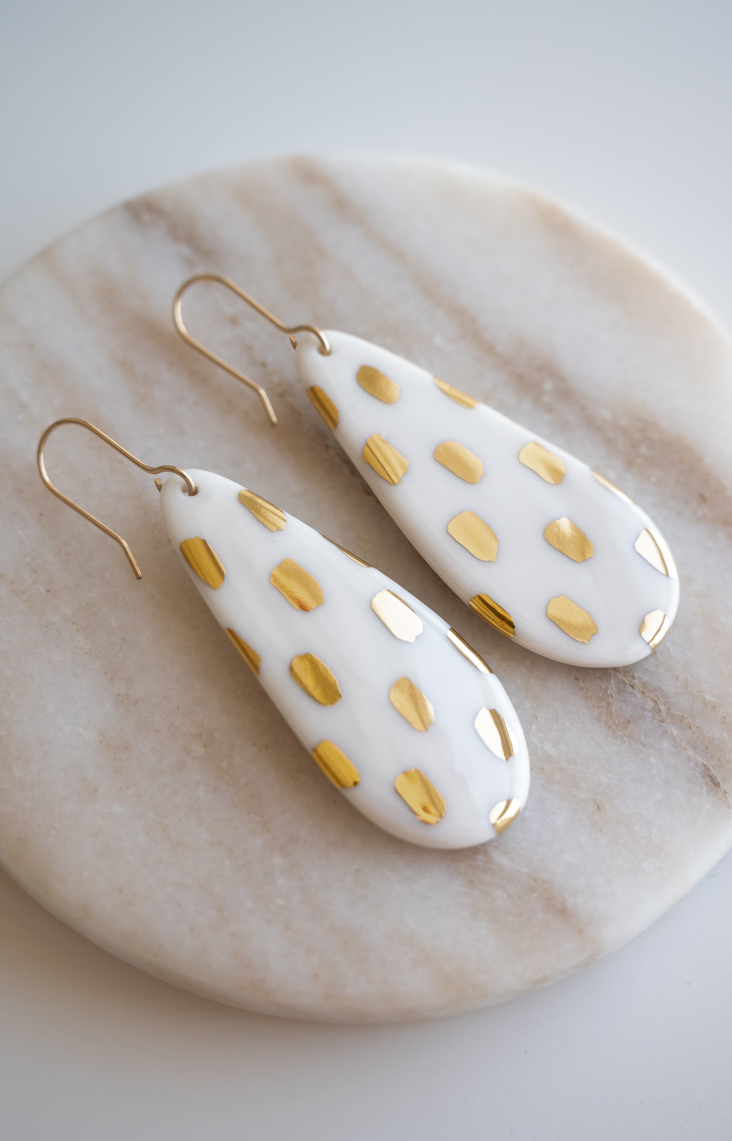 Drop Earrings in White / L