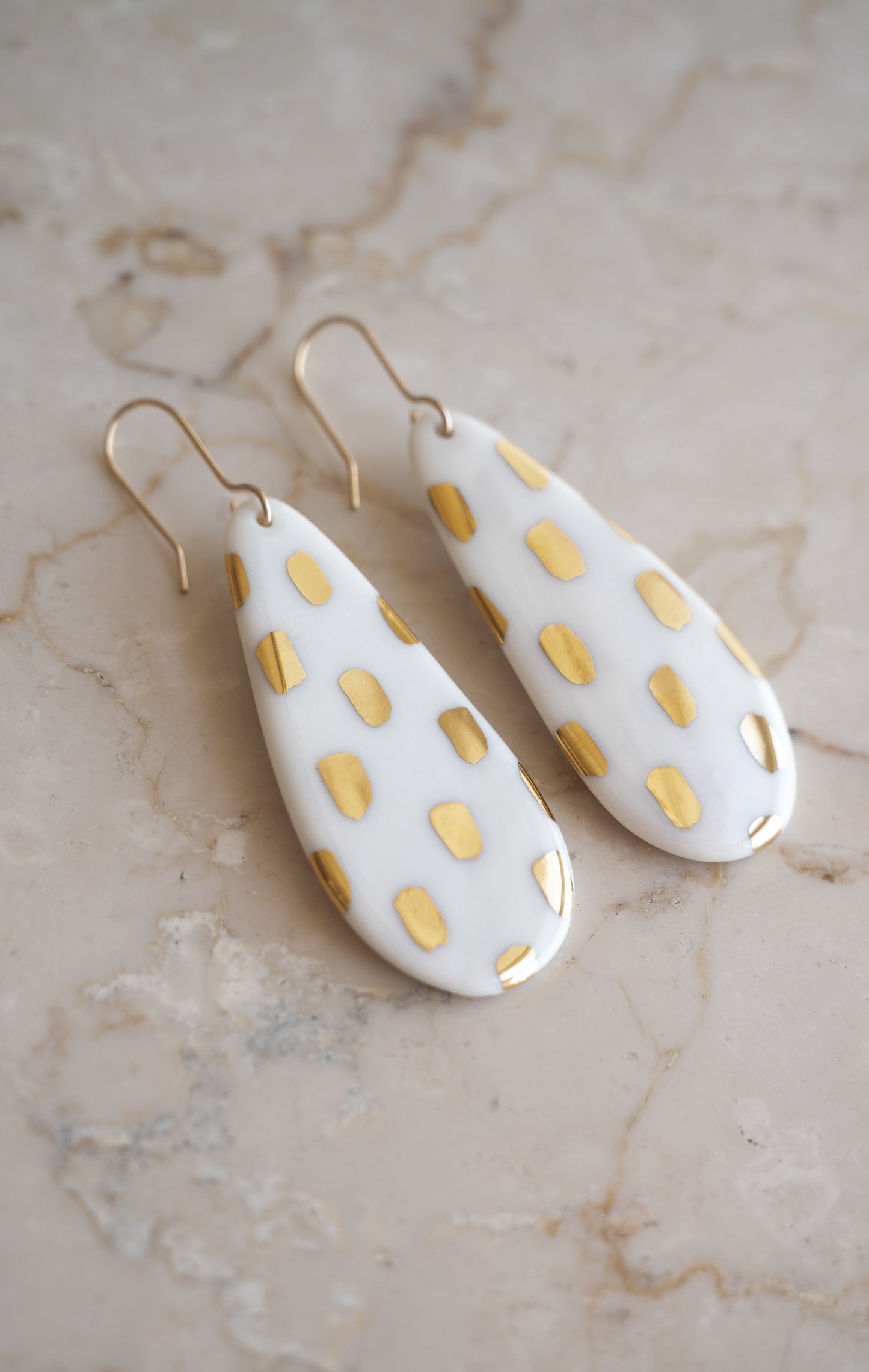 Drop Earrings in White / L