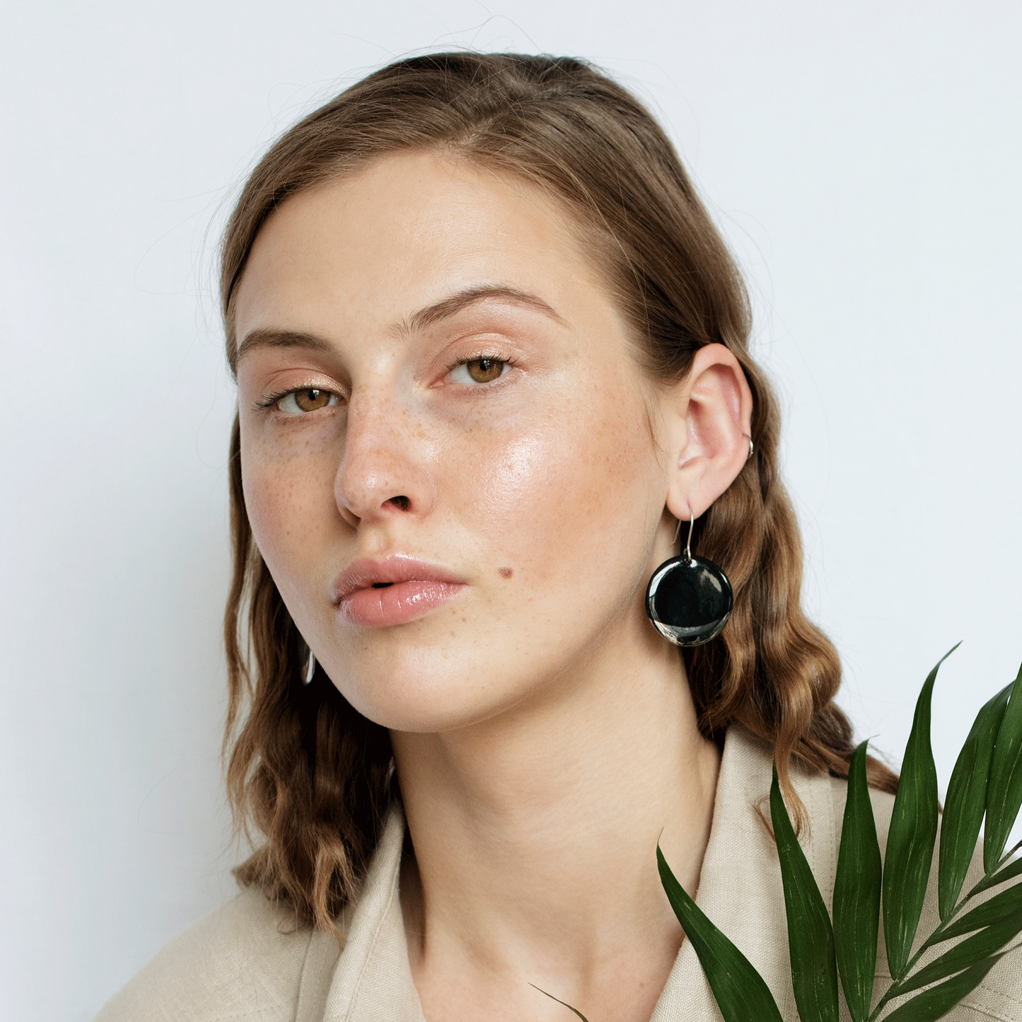Round Earrings in Black / M