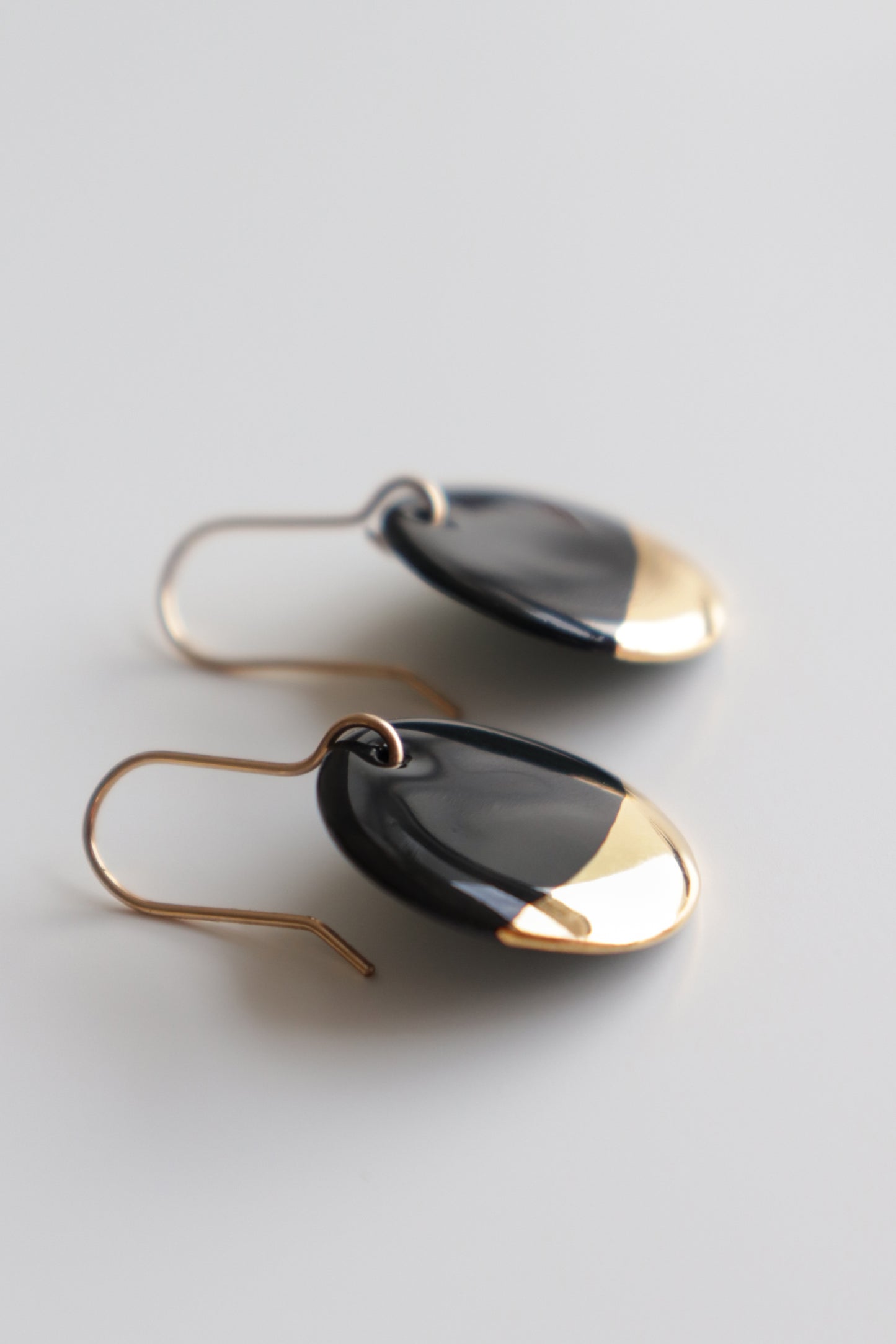 Round Earrings in Black / S