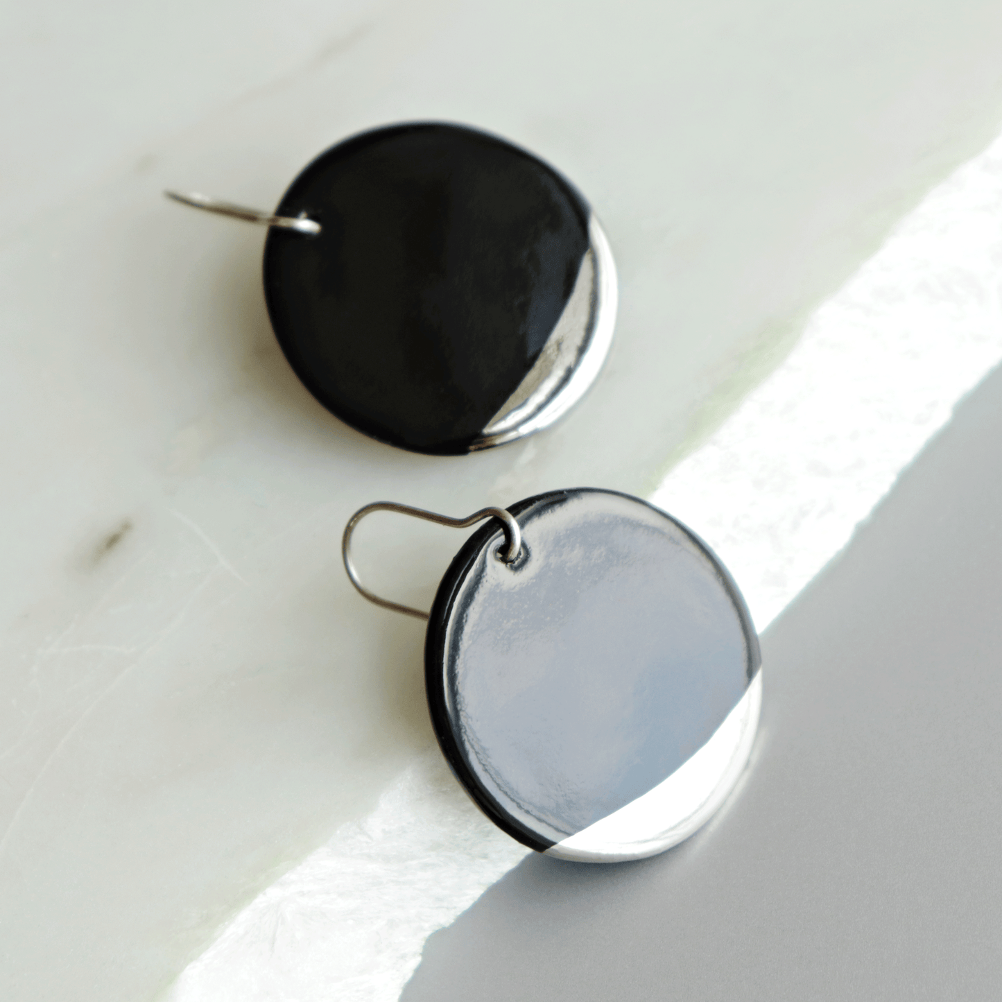 Round Earrings in Black / M