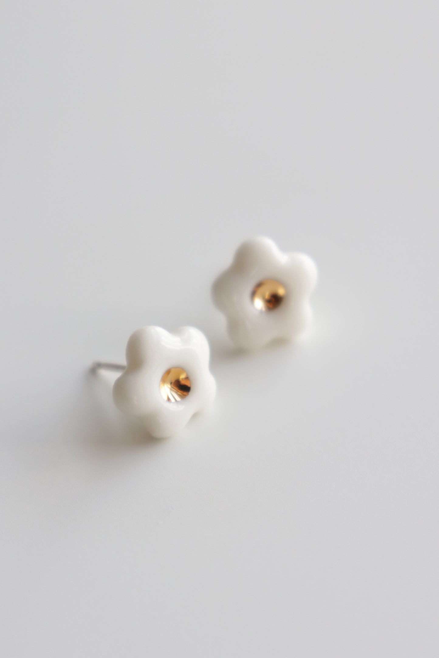 Daisy Studs in White / XS