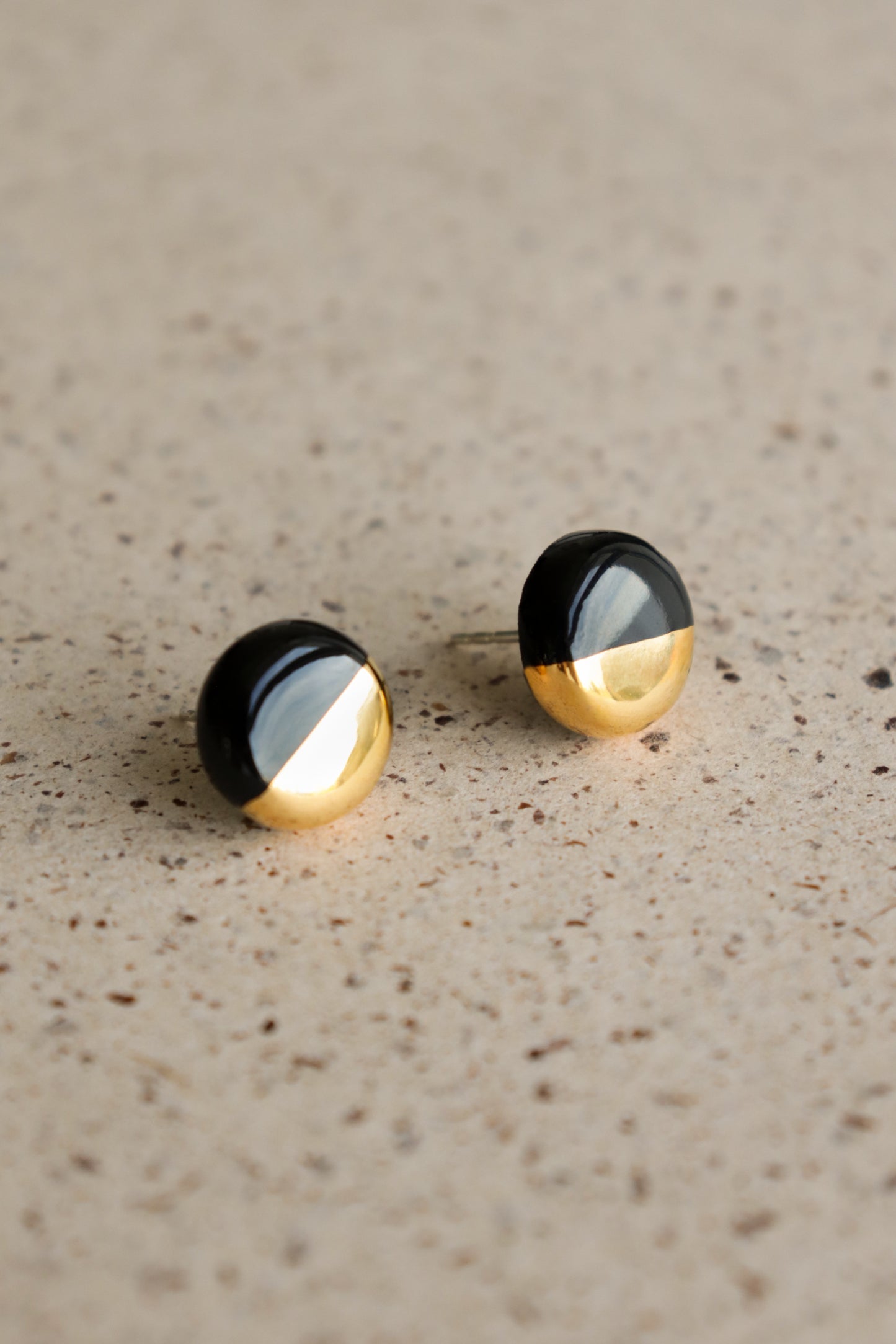 Round Studs in Black / XS