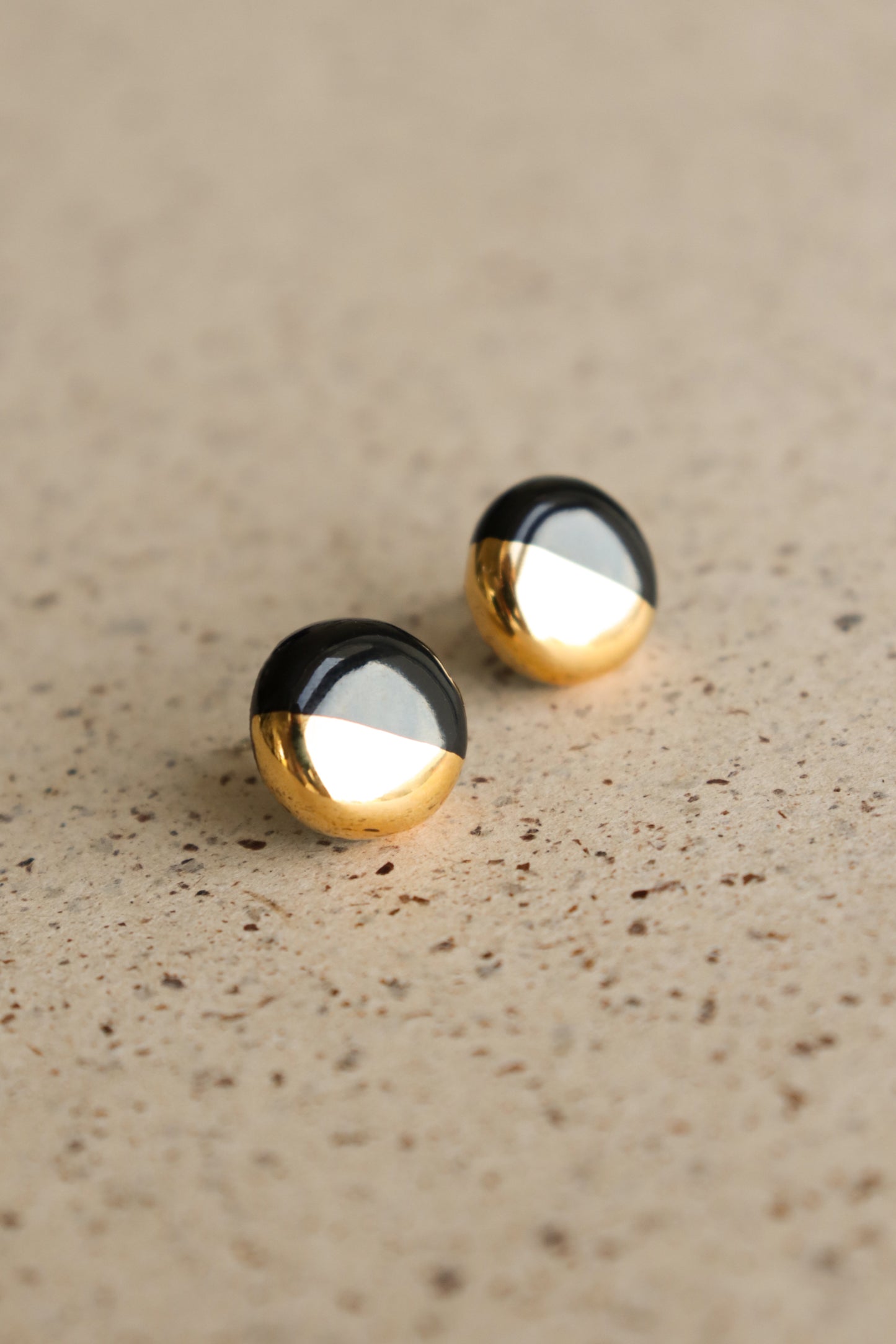 Round Studs in Black / XS