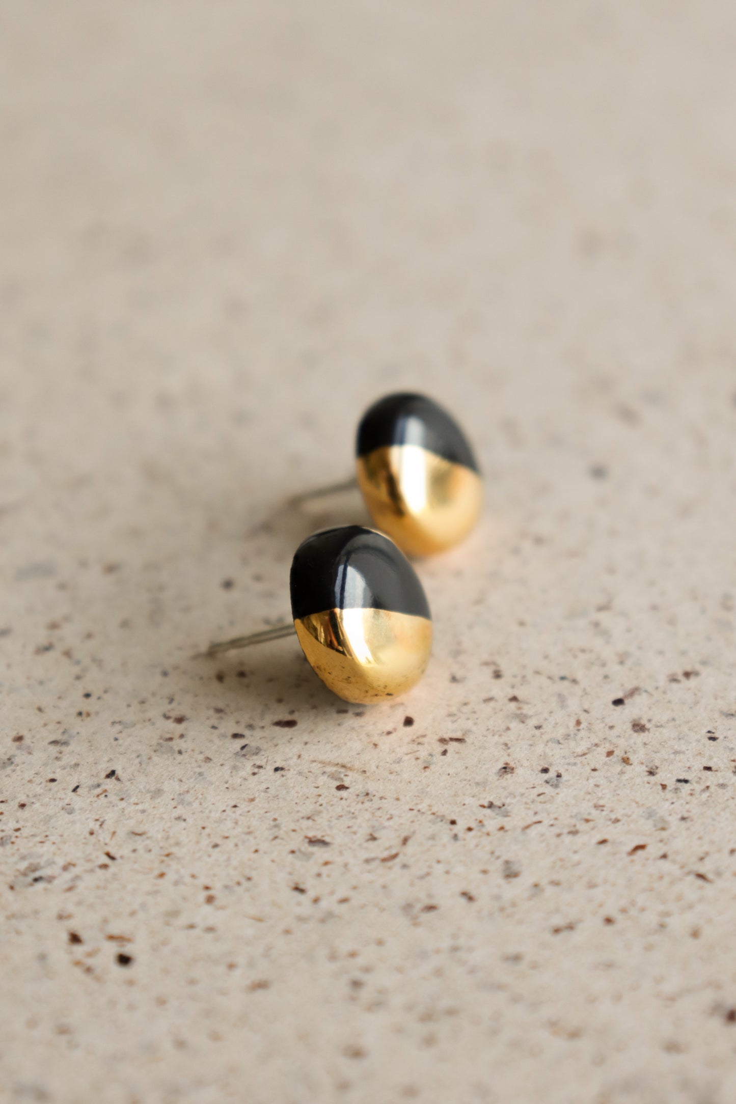 Round Studs in Black / XS