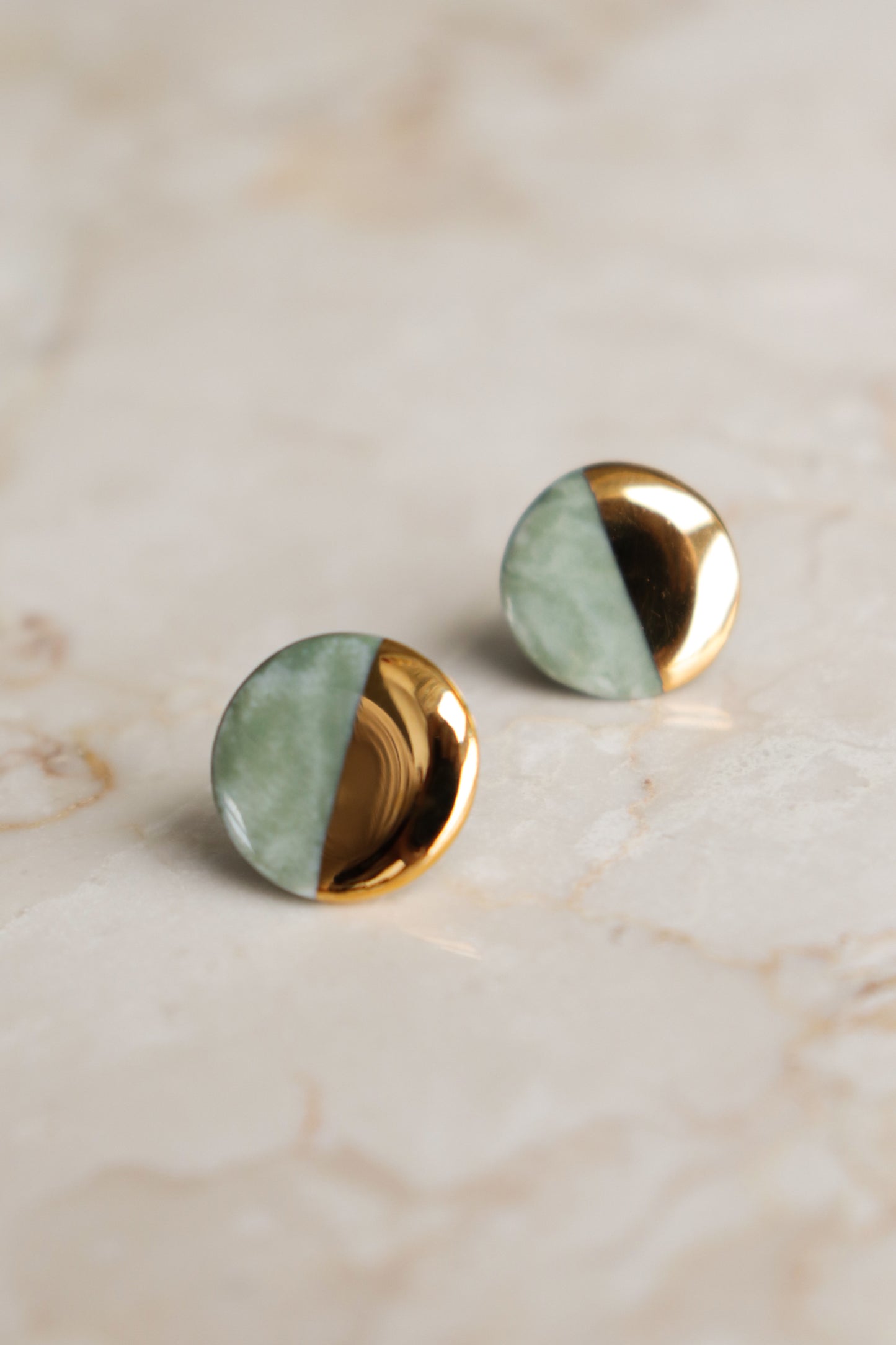 Round Studs in Marble Green / S