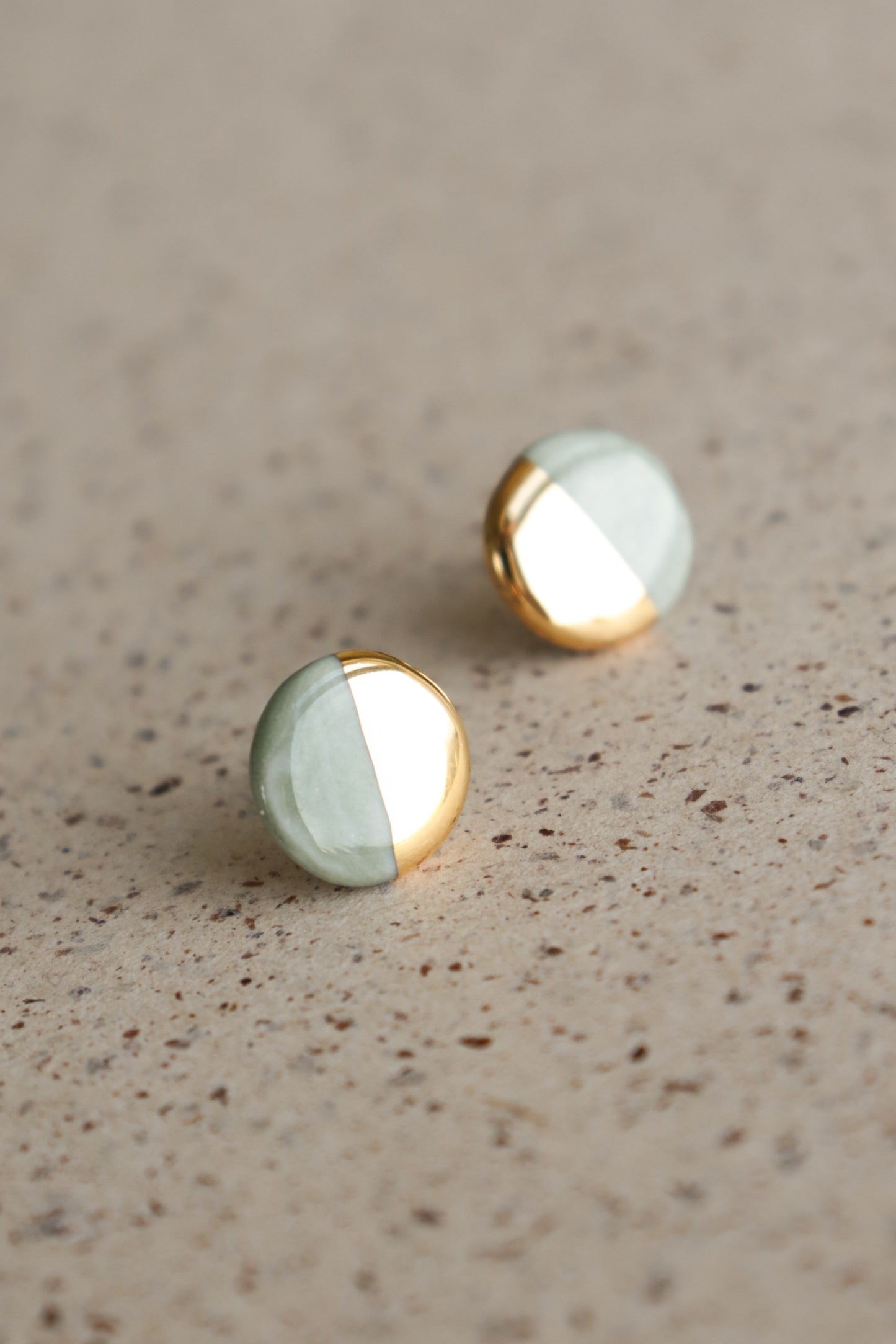 Round Studs in Marble Green / XS