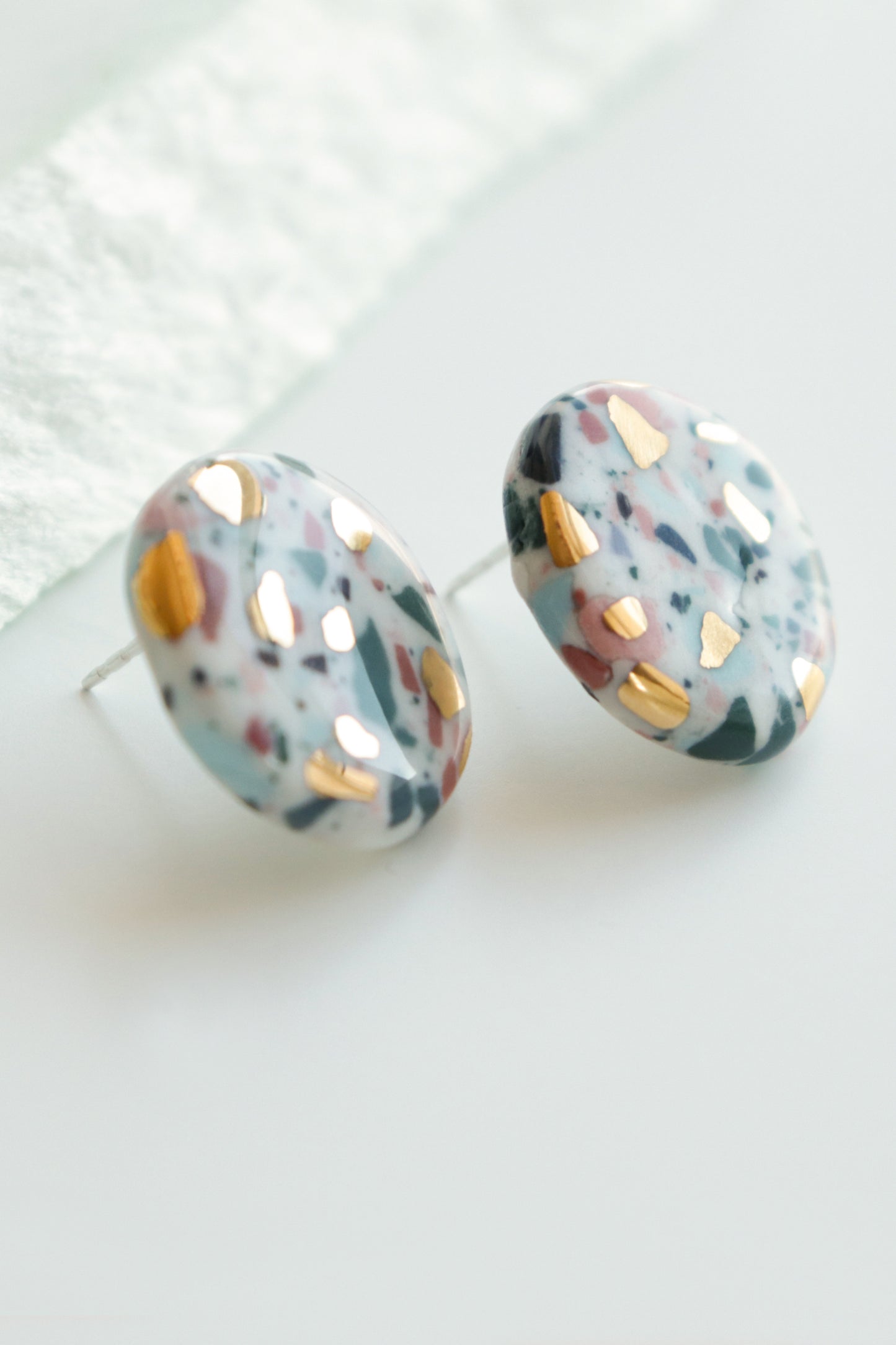 Astilla Recycled Studs in White / S