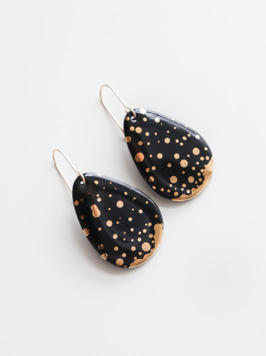 Drop Earrings in Black / M