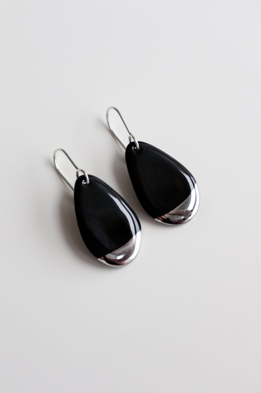 Drop Earrings in Black / S