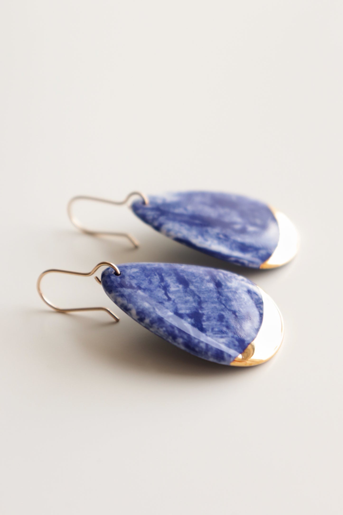 Drop Earrings in Marble Blue / M