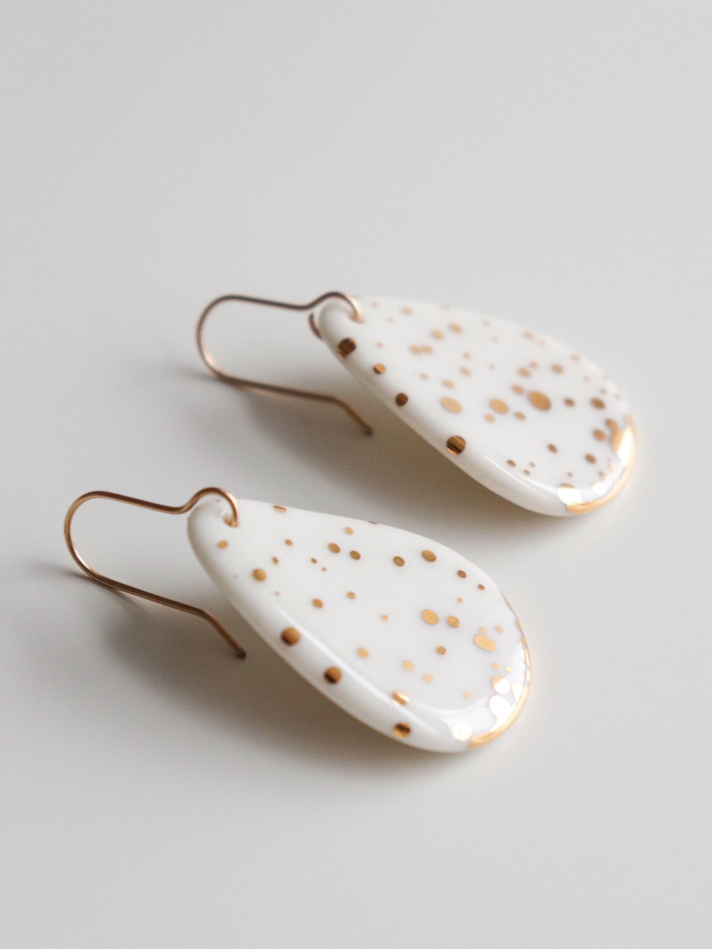 Drop Earrings in White / M