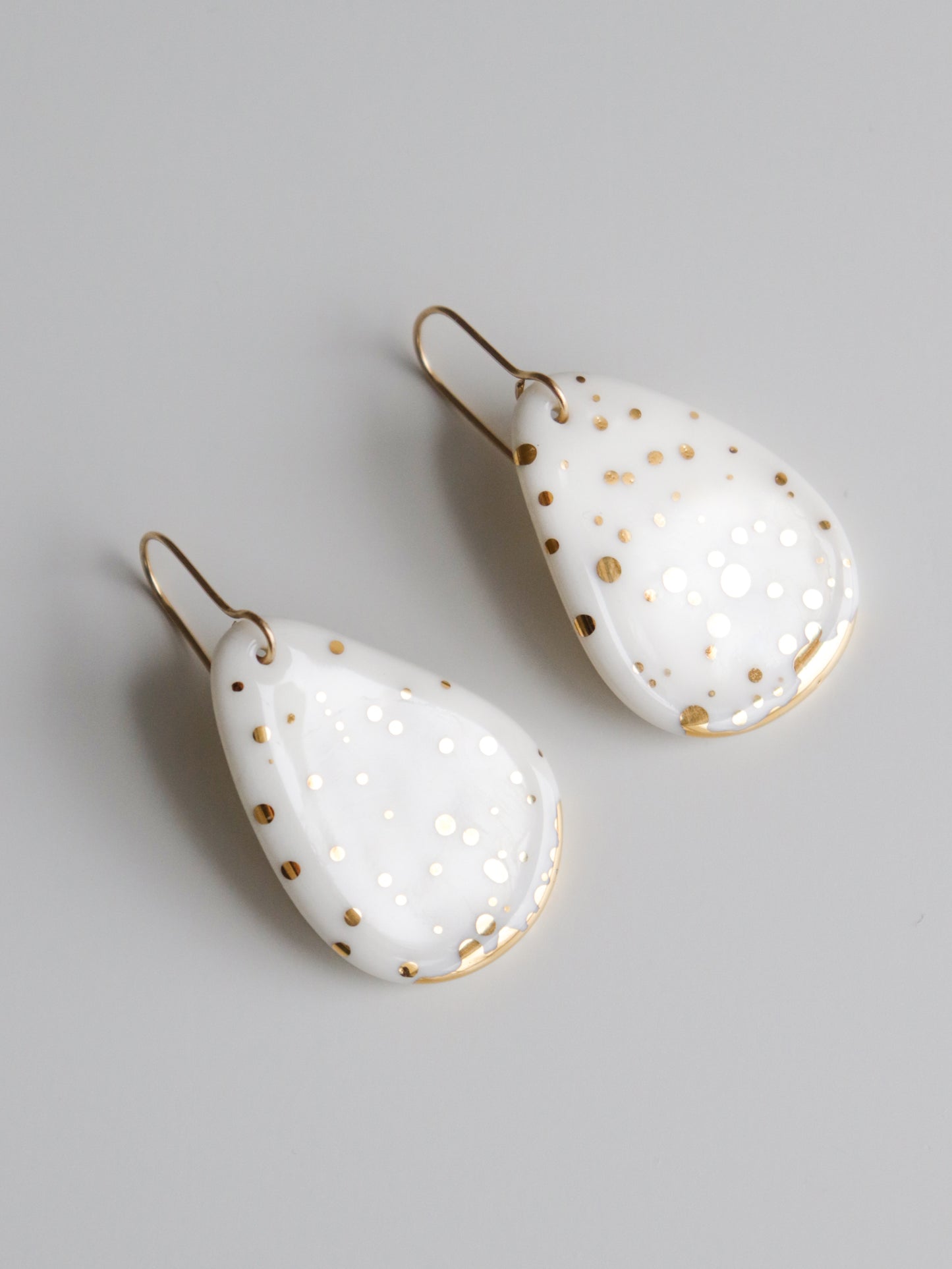 Drop Earrings in White / M