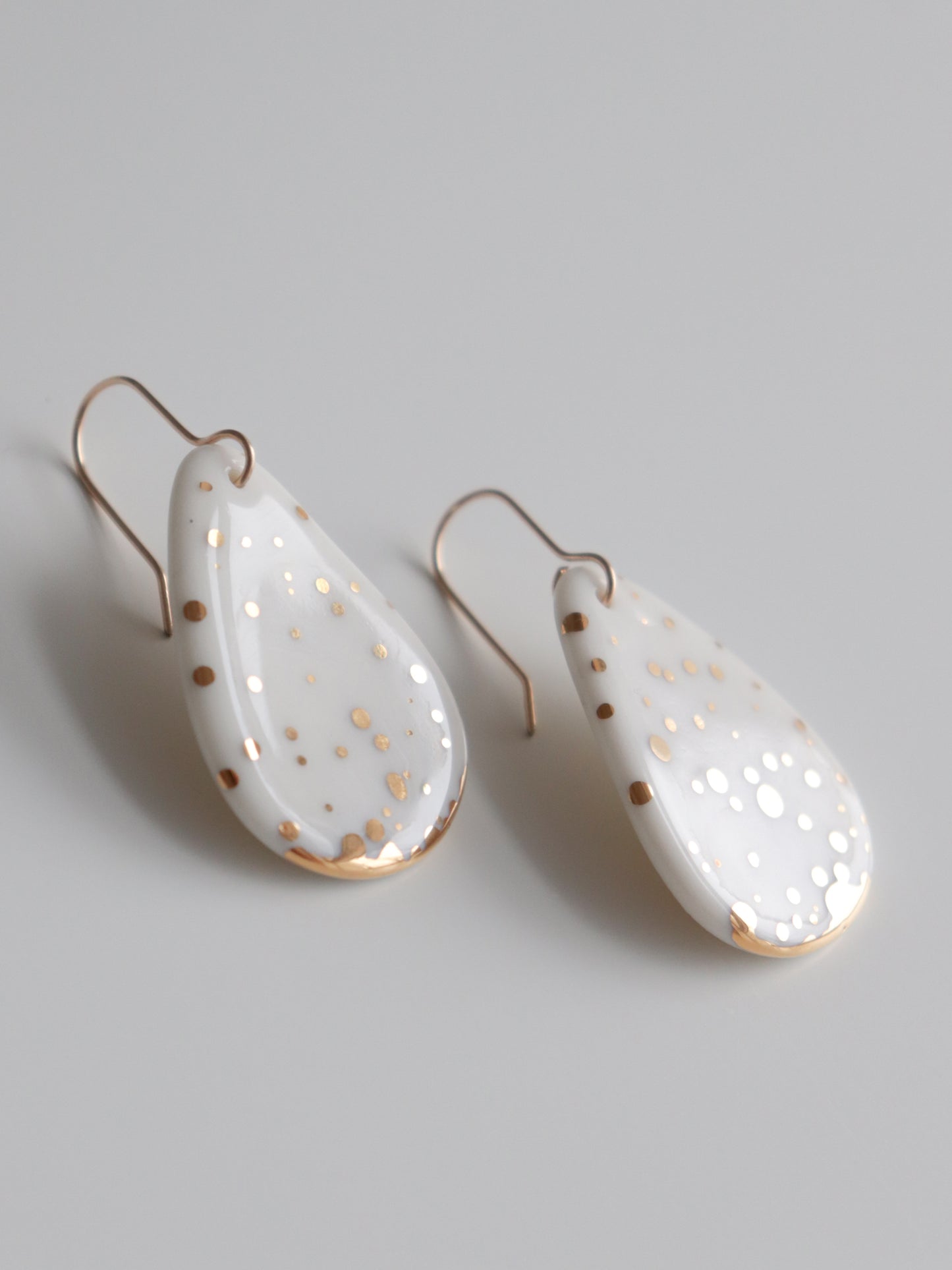 Drop Earrings in White / M