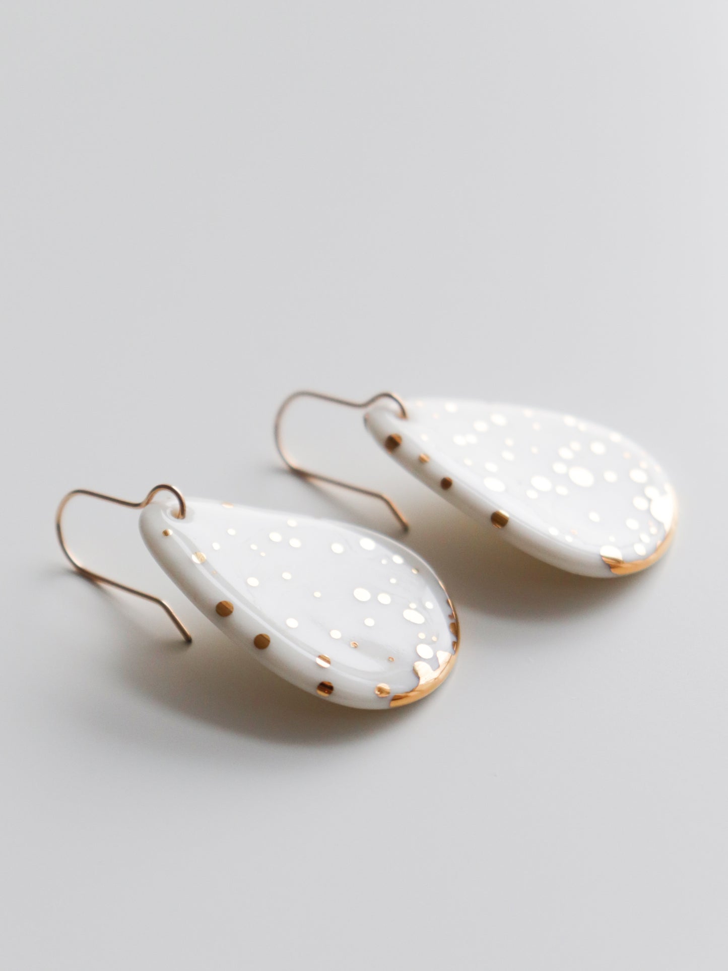 Drop Earrings in White / M