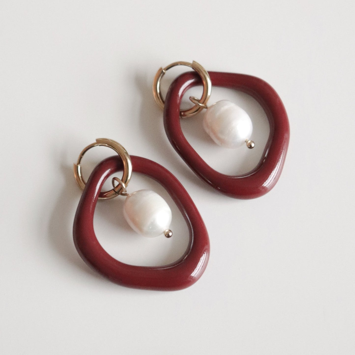 Pair of earrings with red loops and freshwater pearls