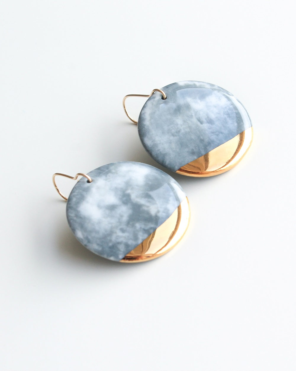 Round Earrings in Marble Grey / M