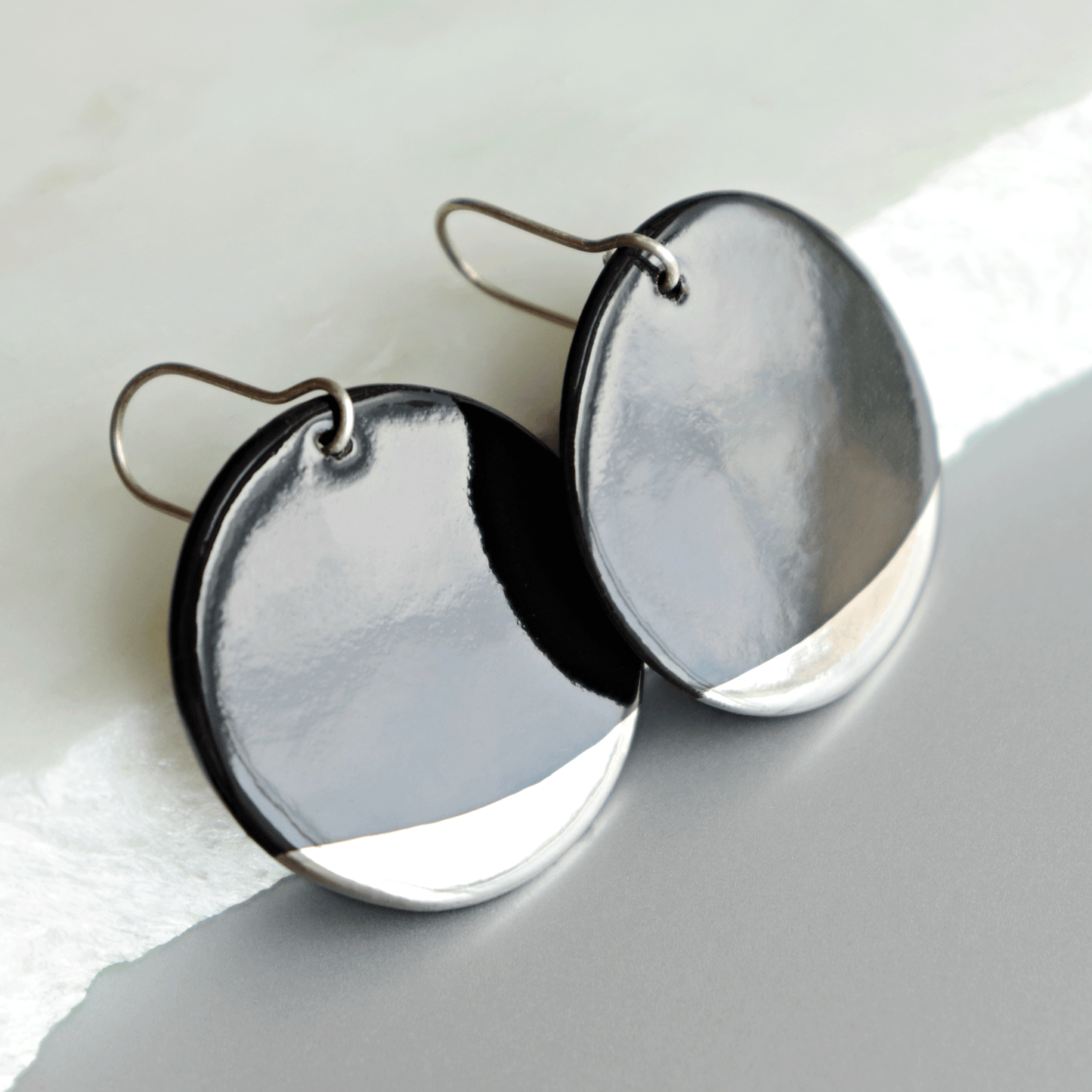 Round Earrings in Black / M