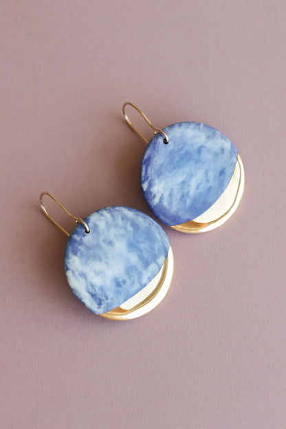 Round Earrings in Marble Blue / M